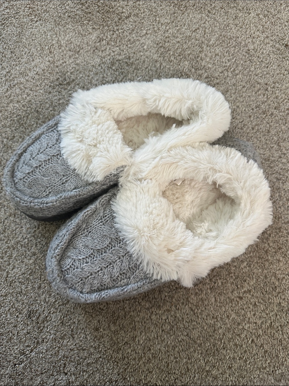 Mike lucks Cozy Faux-Fur Lined Knit Slip-On Slippers in Light Gray size 7-8